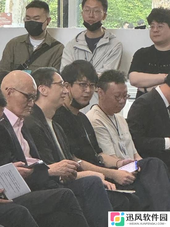 冯骥杨奇艺术展现场照曝光：口罩“焊死”在杨奇下巴上