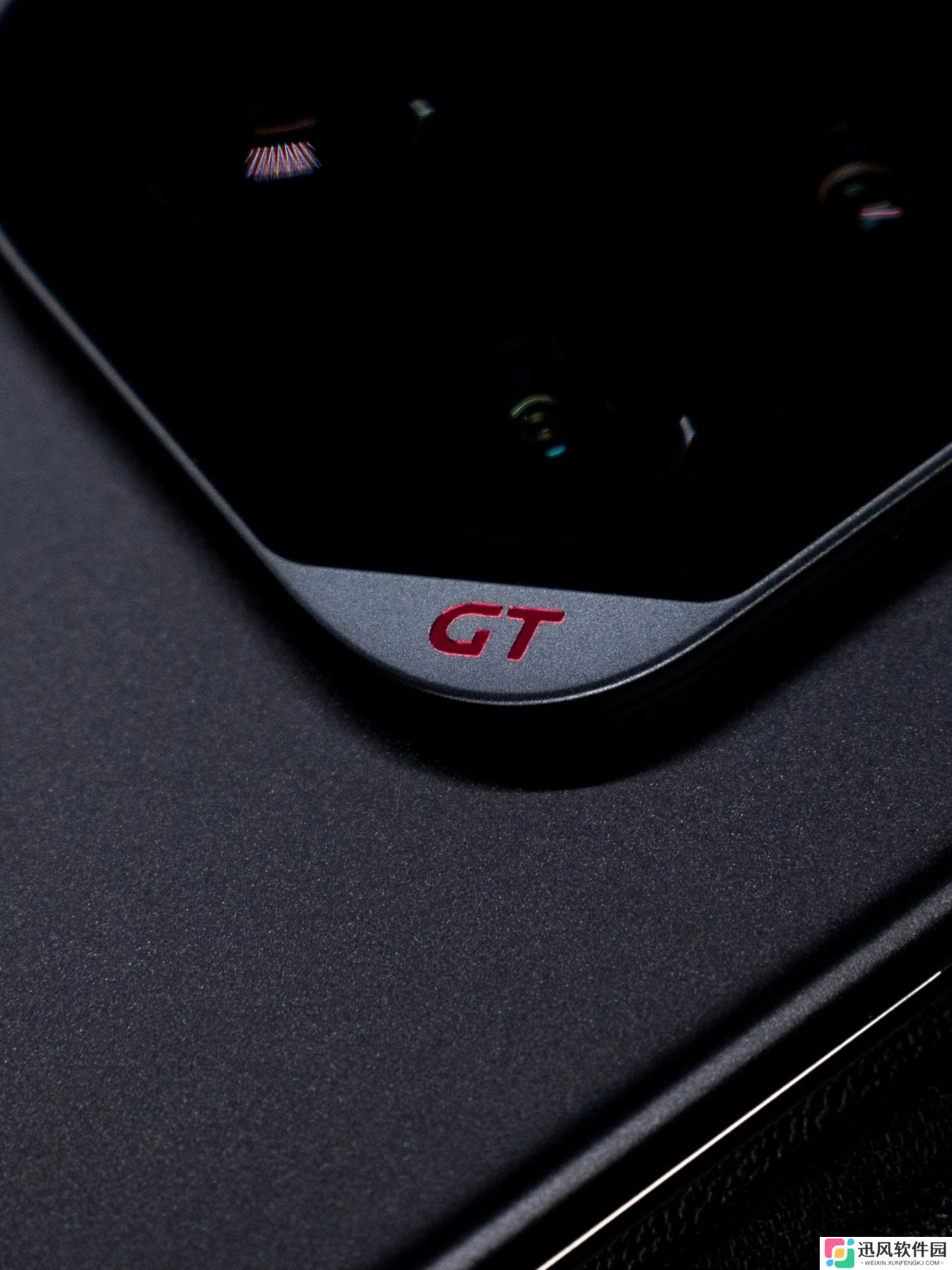 荣耀 GT Pro 手机以「打造最强性能旗舰」为目标，定位比标准版高两档