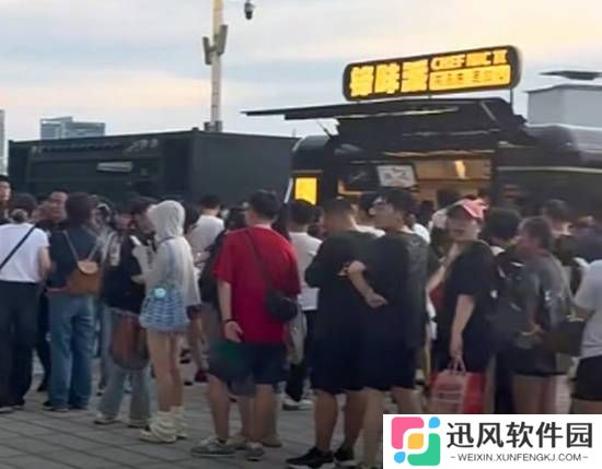 谢霆锋演唱会顶流竟是烤肠？粉丝百米冲刺只为抢它
