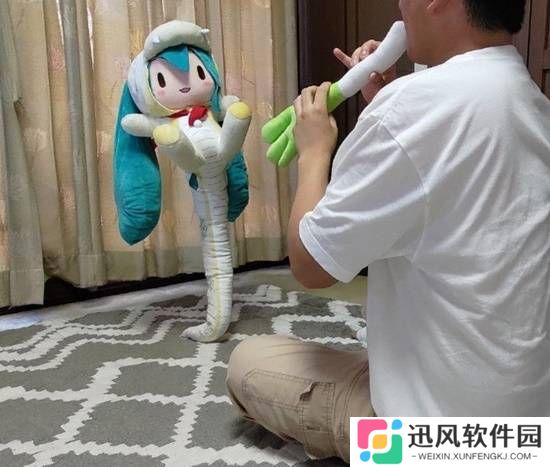 被学姐表白强吻一小时 哪有人穿泳衣洗澡的囧图