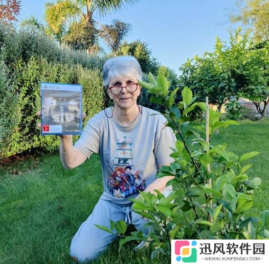 硬核奶奶！新西兰老玩家晒《光与影》PS5实体盘！