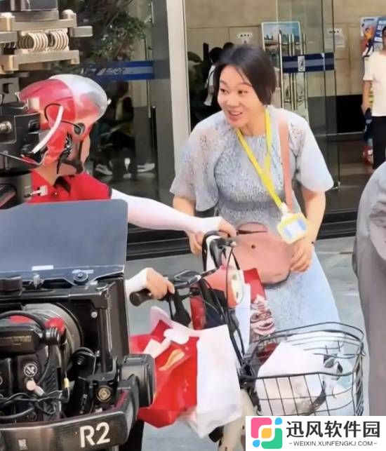 闫妮“送外卖”被多名网友偶遇：本人正在拍摄短剧