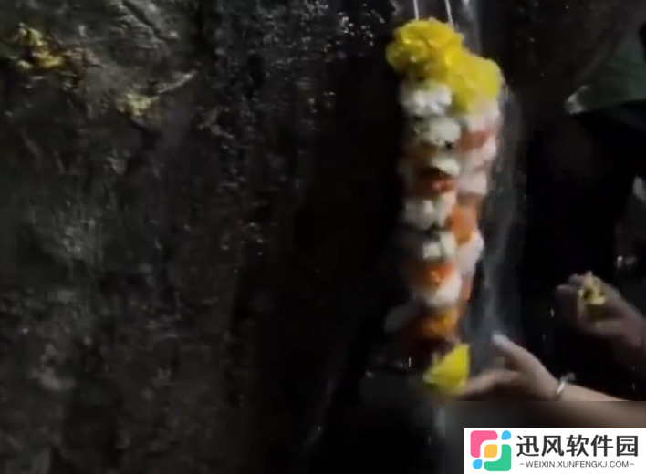 印度一棵树突然冒“圣水” 民众献花环 真相曝光尴尬
