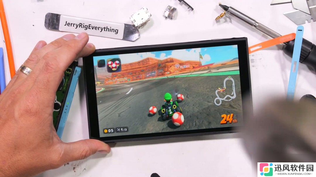 屏幕很能挨砸！Switch 2被锤子砸了50次后还能正常玩