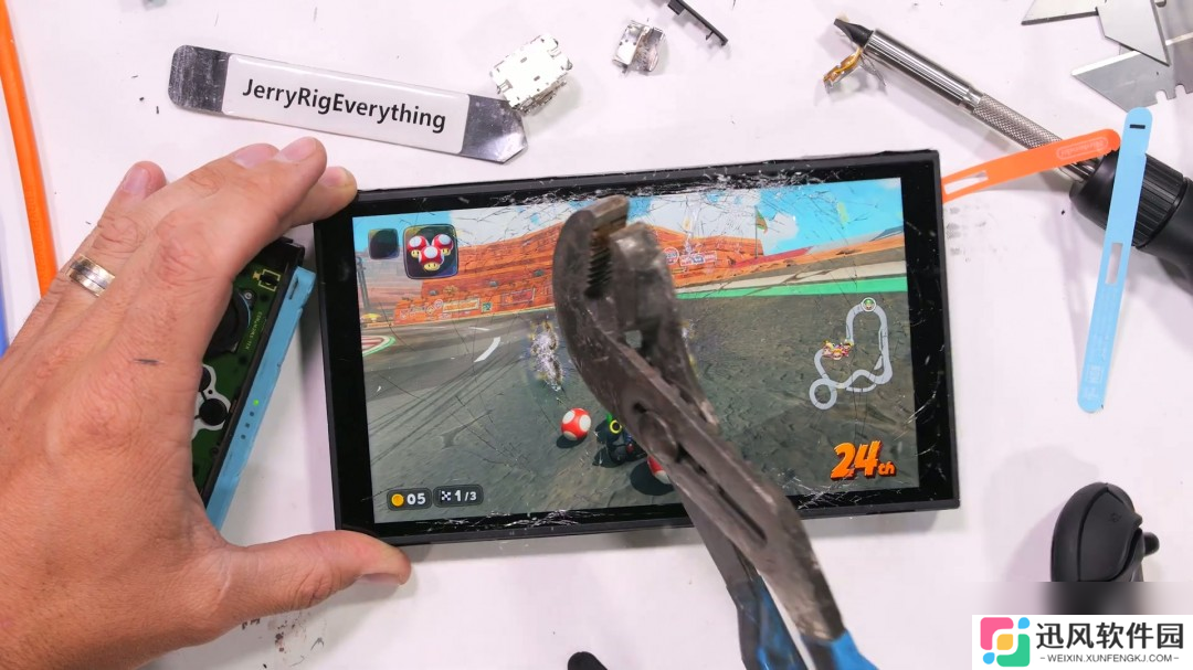 屏幕很能挨砸！Switch 2被锤子砸了50次后还能正常玩