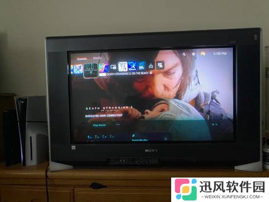 玩家用“大屁股”电视玩《死亡搁浅2》：体验复古！