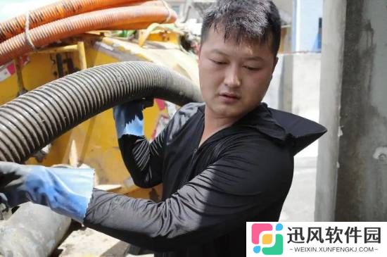 95后上班开粪车下班开奔驰走红 当事人：想拿粪车当婚车 但女友不同意