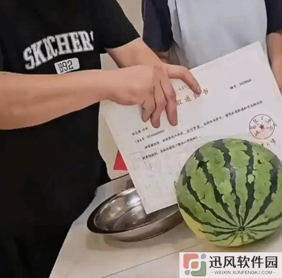 高校回应录取通知书切西瓜：本科生专属 明年起不再用